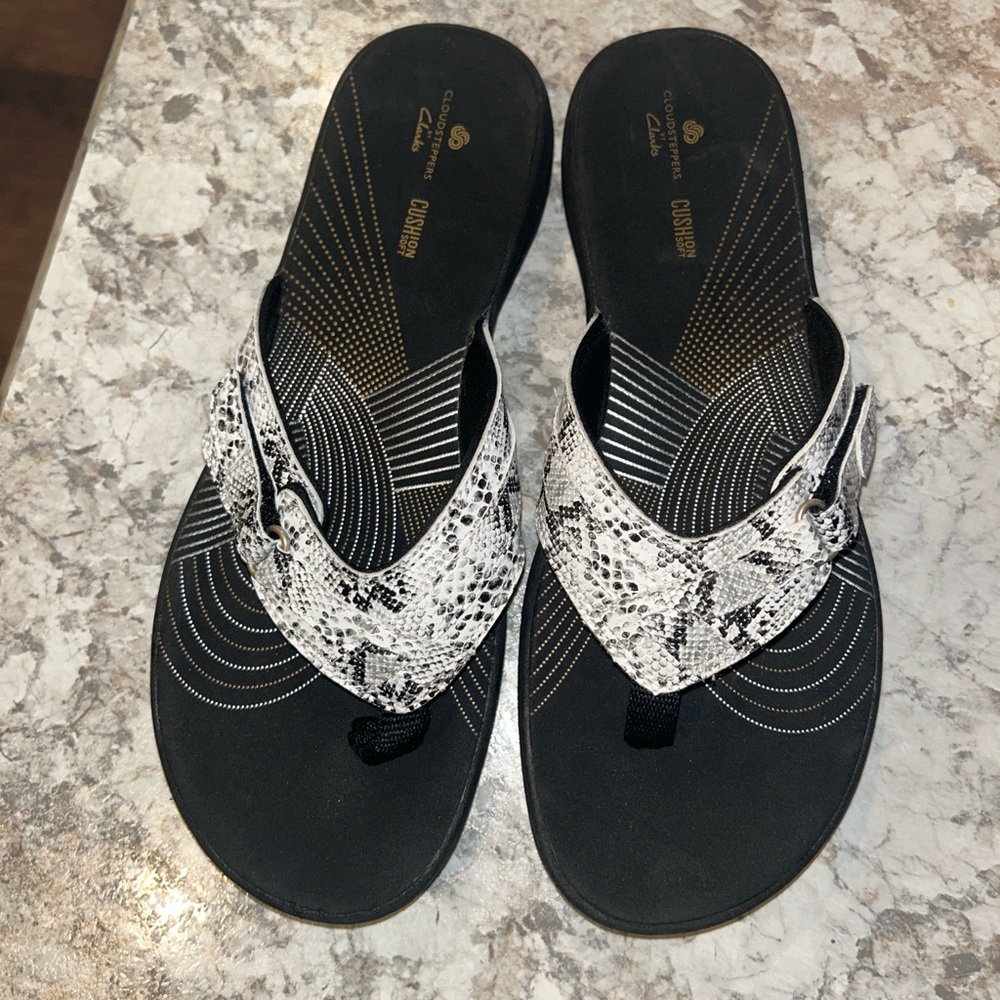 Cloudsteppers by Clarks Flip Flop Sandals Snake print Women’s 9 NWOT